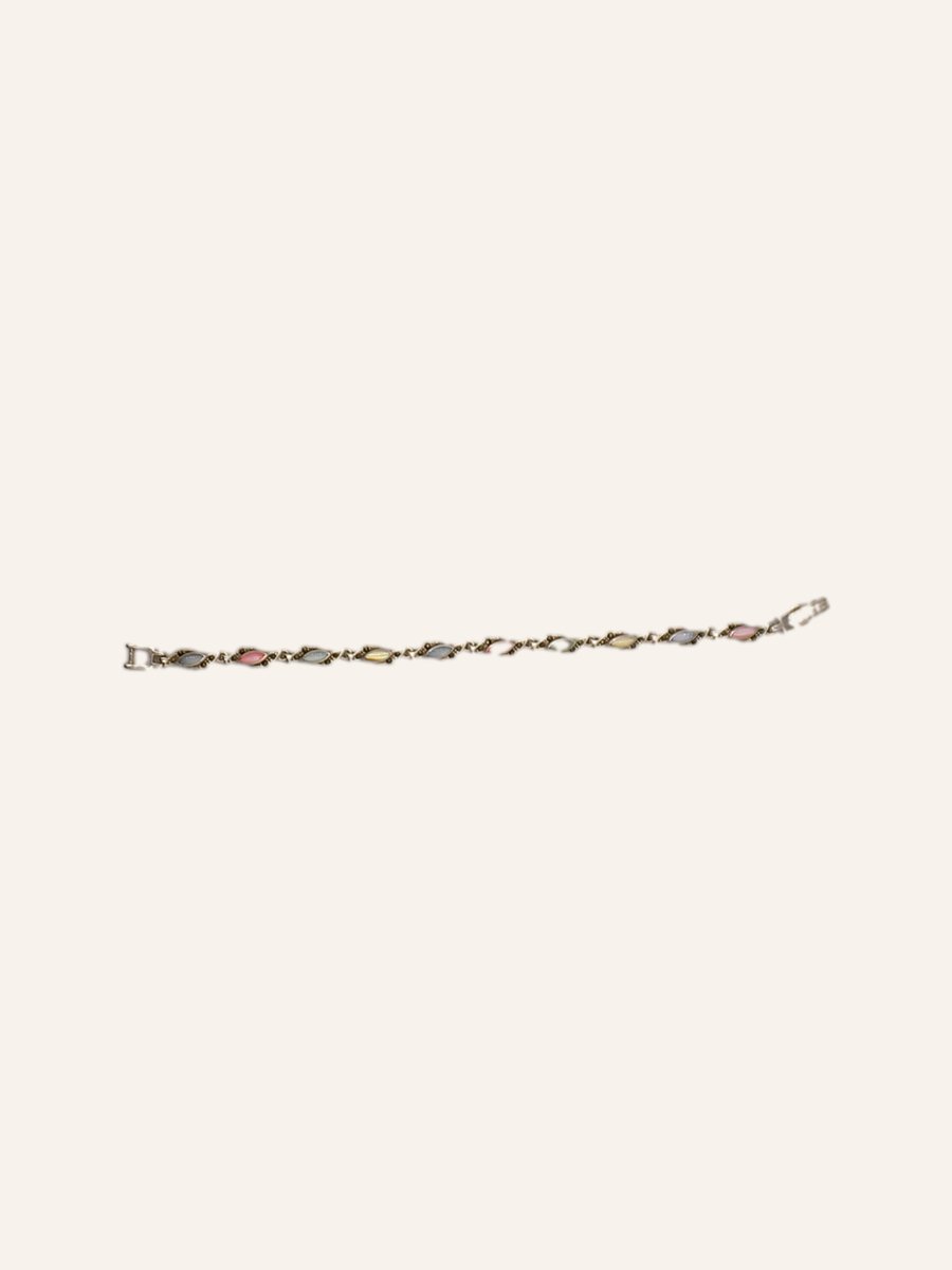 Chain bracelet with twisted links