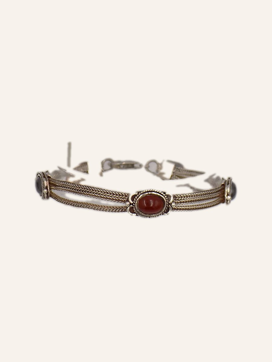 Bracelet with a central carnelian