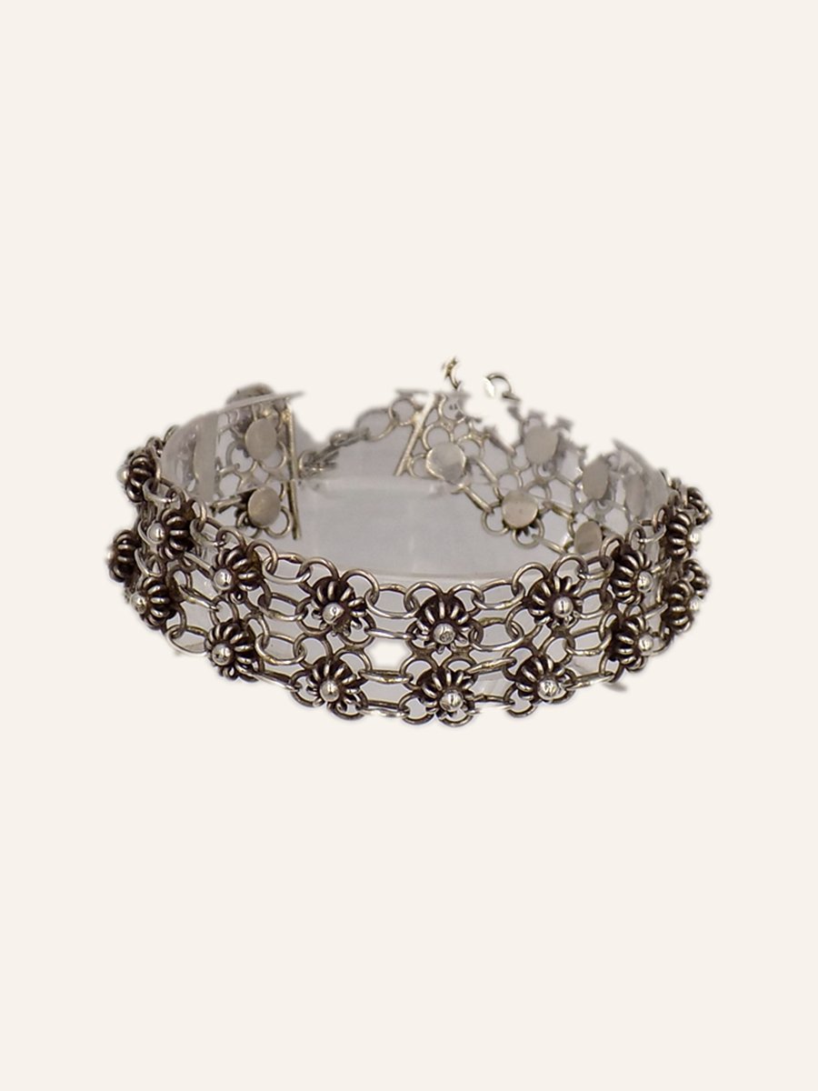Openwork cuff with flowers