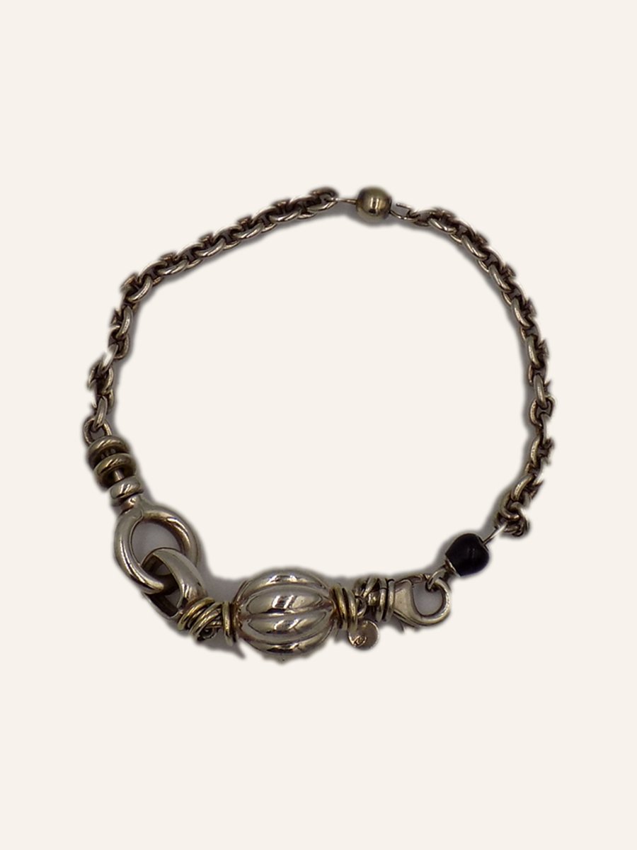 Bracelet with engraved beads and dark stones
