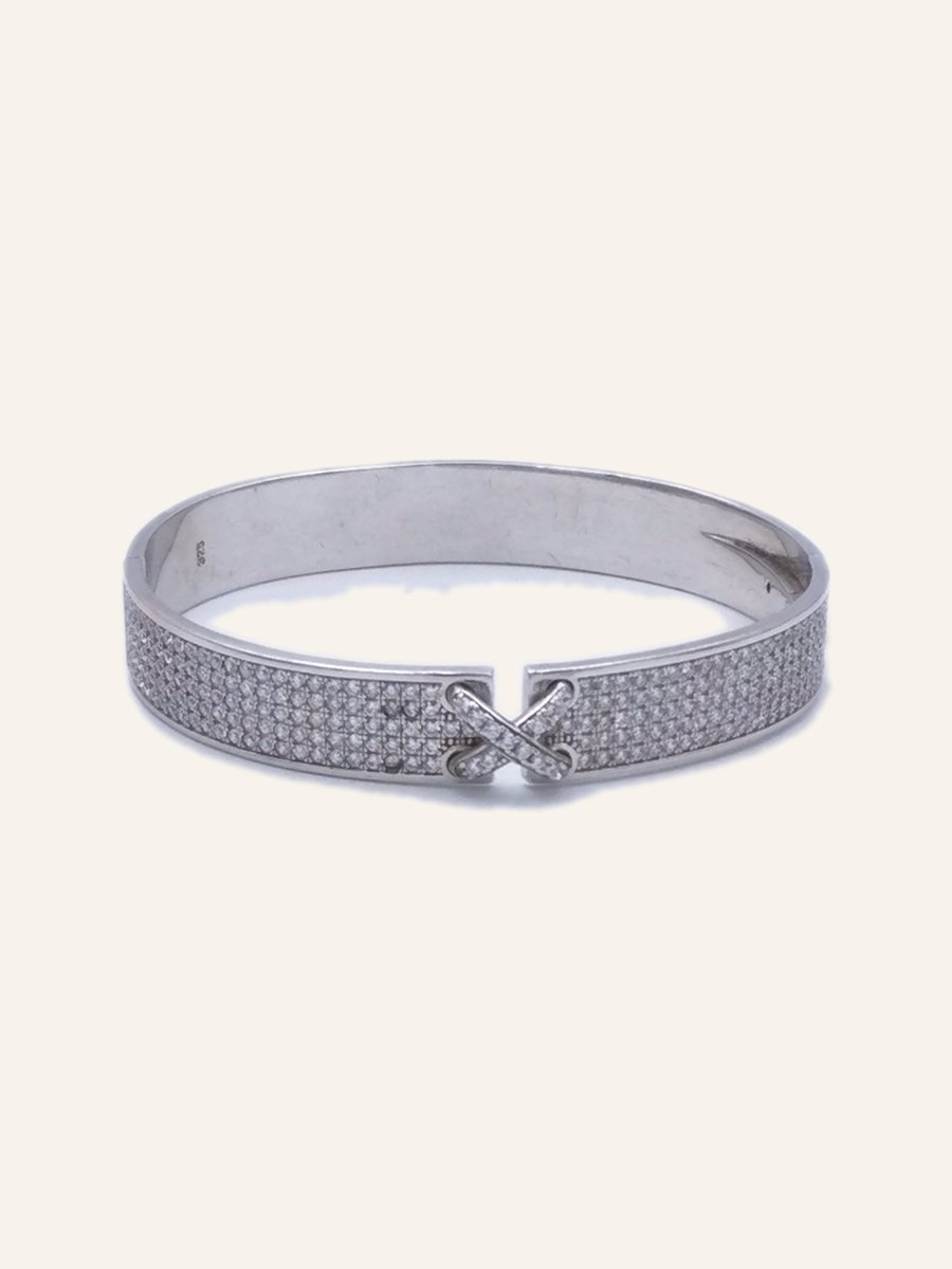 Rigid pavé-set bangle with a central knot