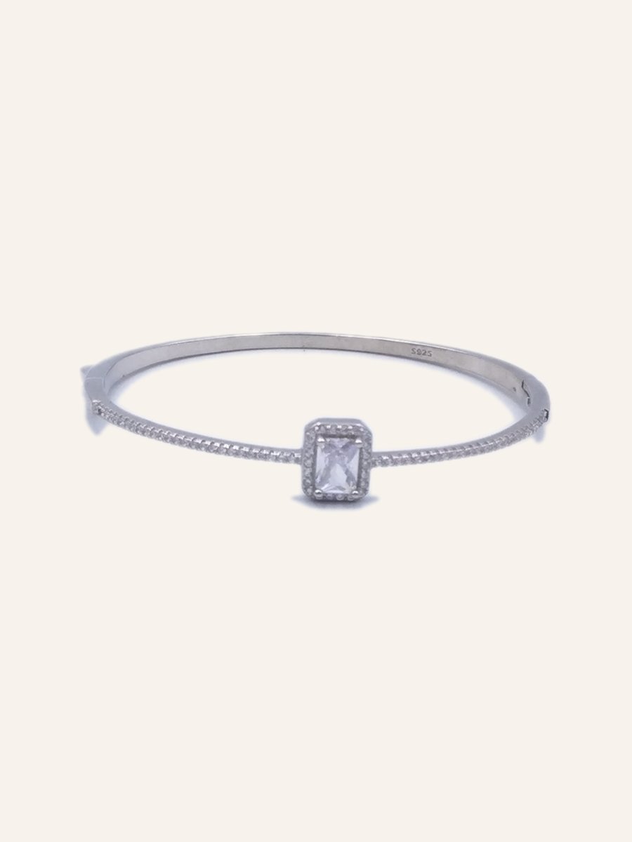 Fine bangle with a rectangular stone