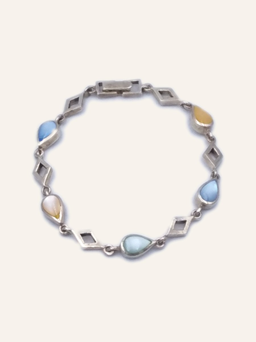Bracelet with mother-of-pearl cabochons and diamond shapes