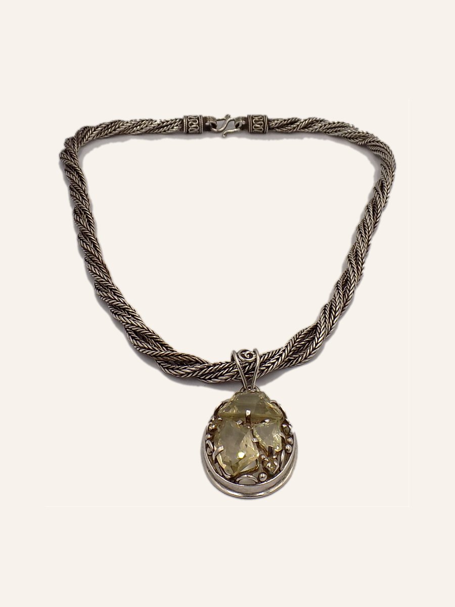 Twisted necklace with medallion
