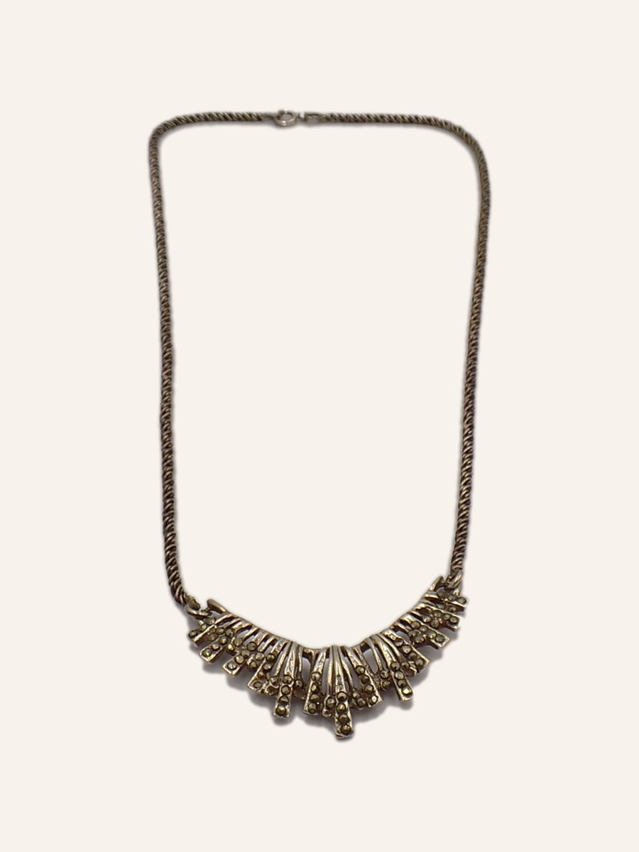 Bib necklace with chased fringes