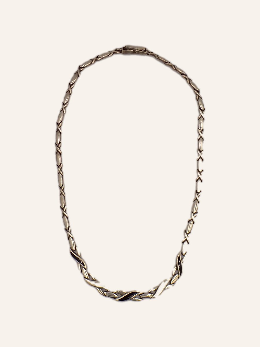 Necklace with engraved links