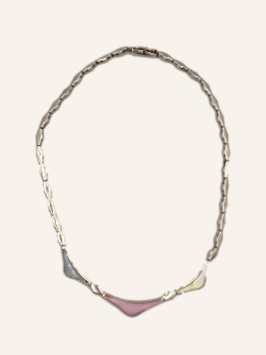 Necklace with mother-of-pearl plaques