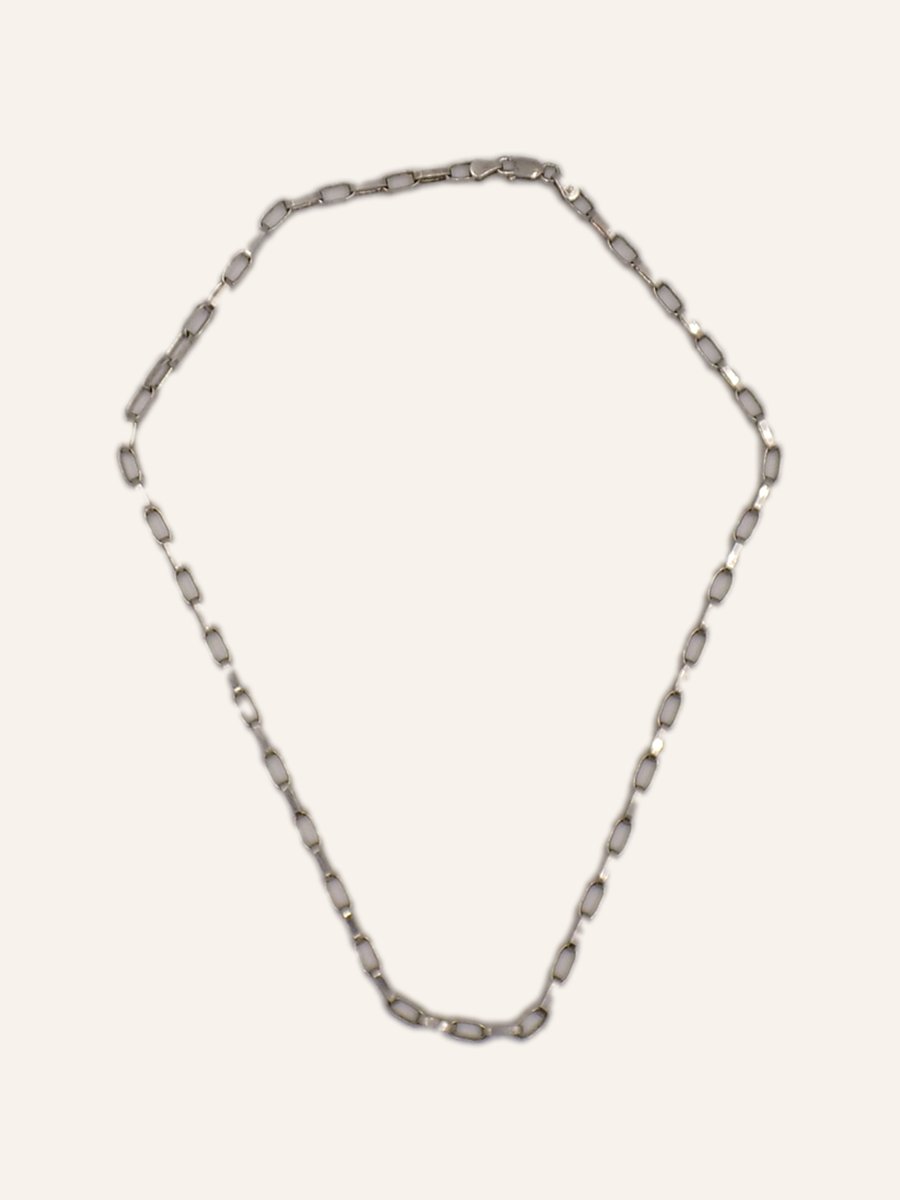 Necklace with alternating cabochons