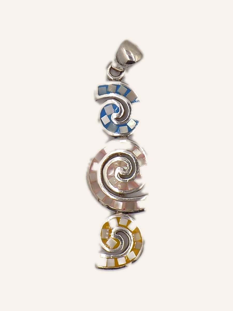 Pendentif triple spirale, nacre