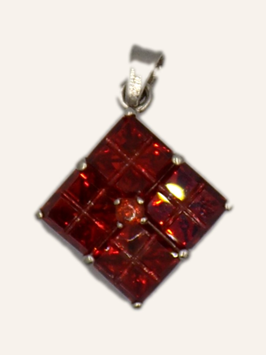 Diamond-shaped pendant with set garnets