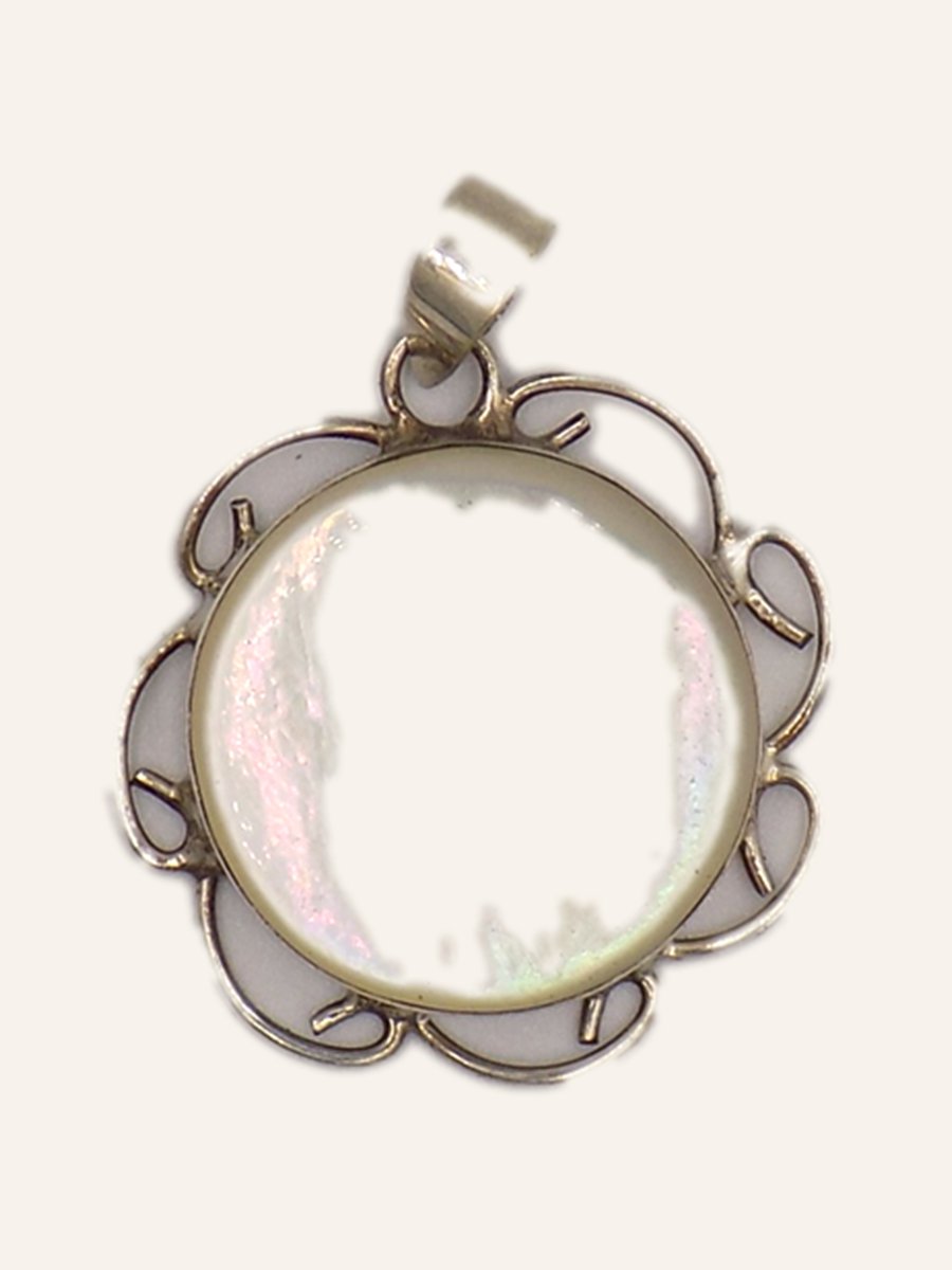 Round mother-of-pearl pendant with scalloped crown