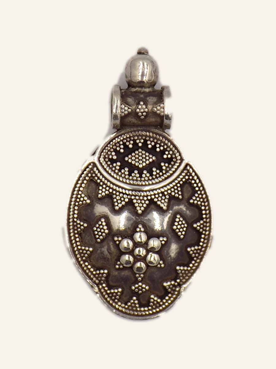 Oval pendant with Berber granulation