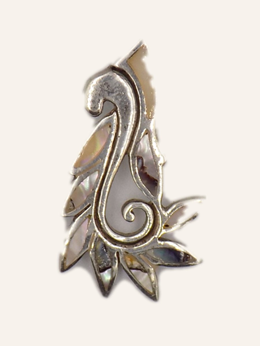 Scroll pendant in mother-of-pearl and silver
