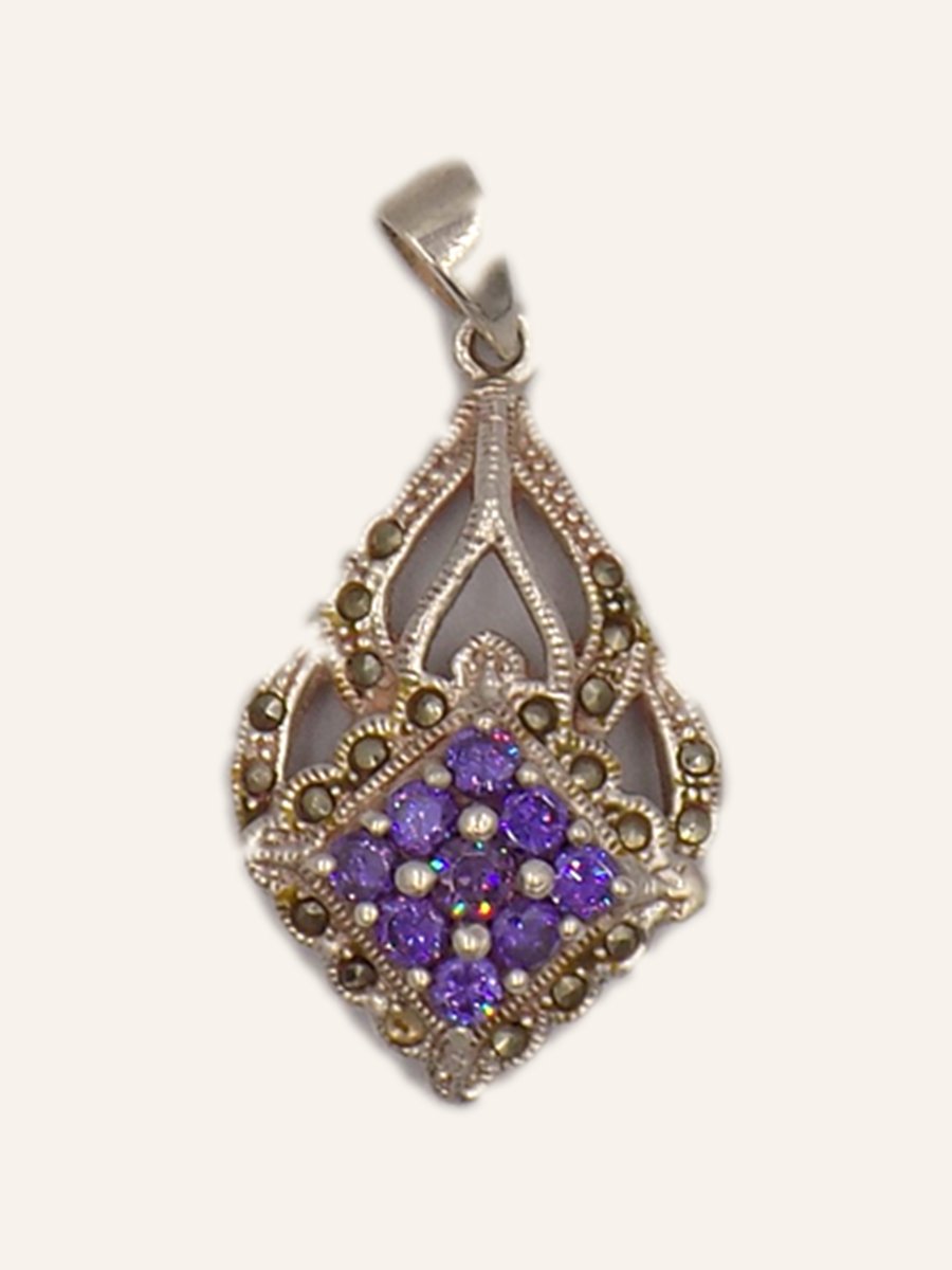 Openwork diamond-shaped pendant with amethysts