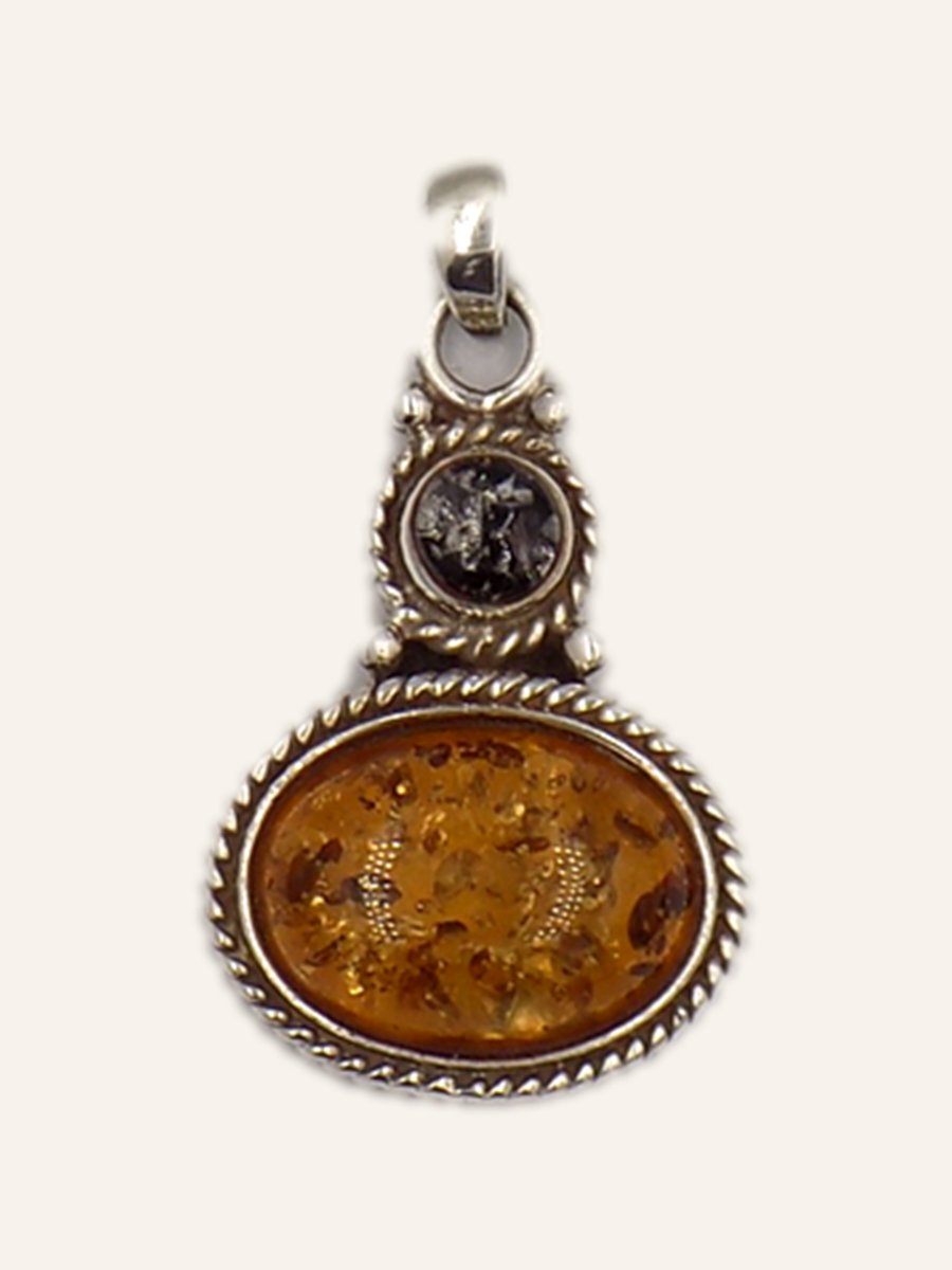 Pendant with oval amber and rope motif