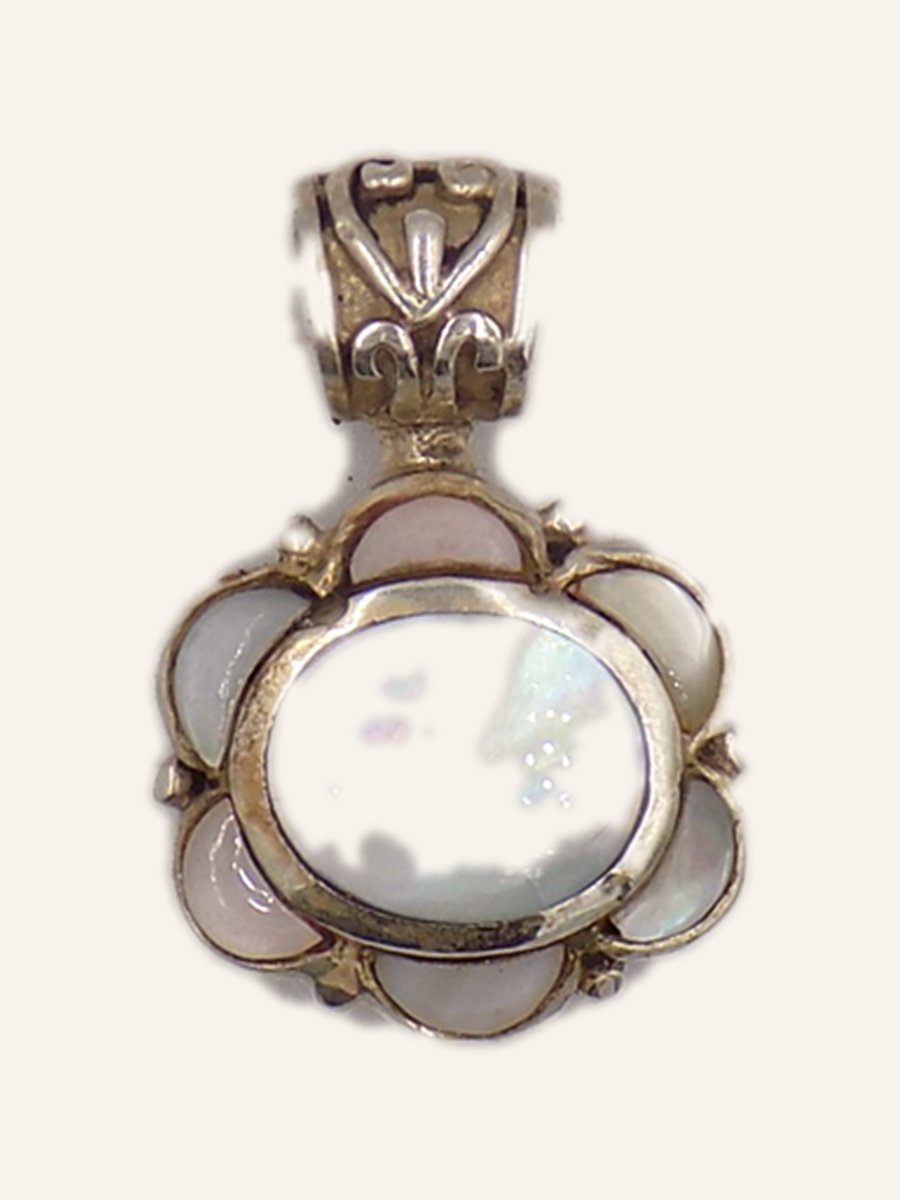 Mother-of-pearl flower pendant with a central stone