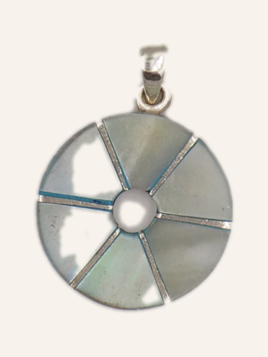 Round mother-of-pearl pendant in segments