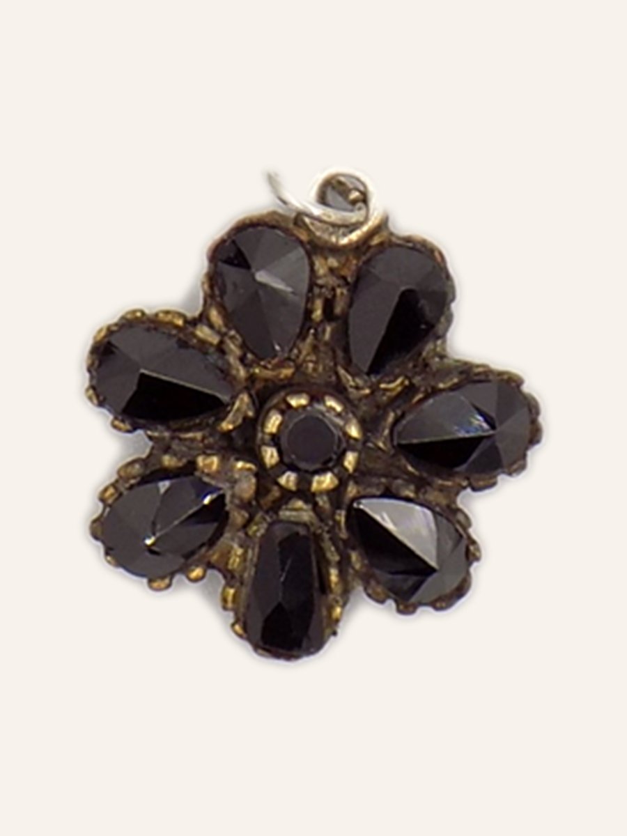 Flower pendant with faceted onyx