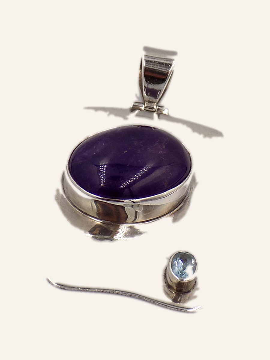 Pendant with cabochon amethyst
