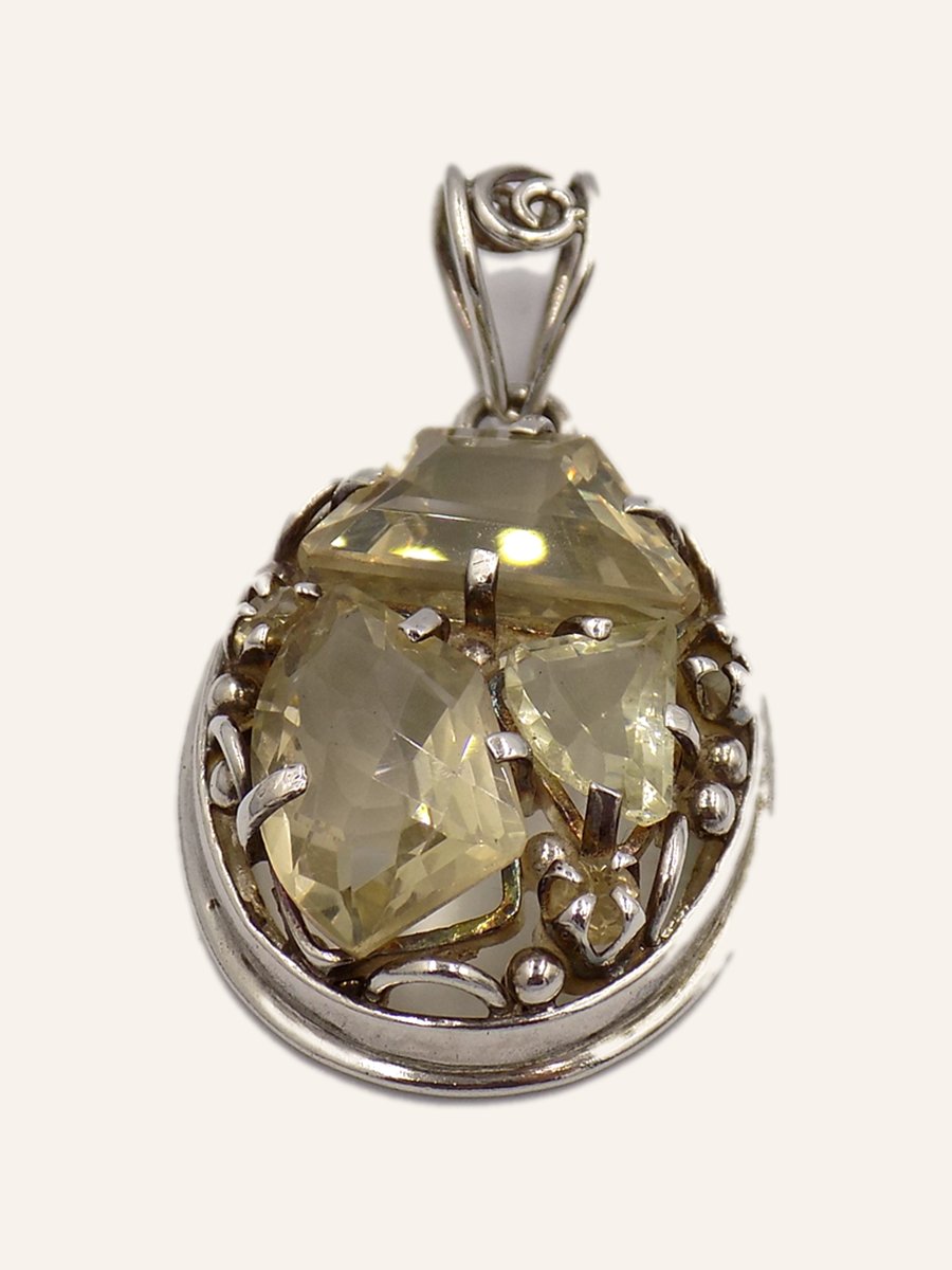 Pendant with lemon quartz and chased setting