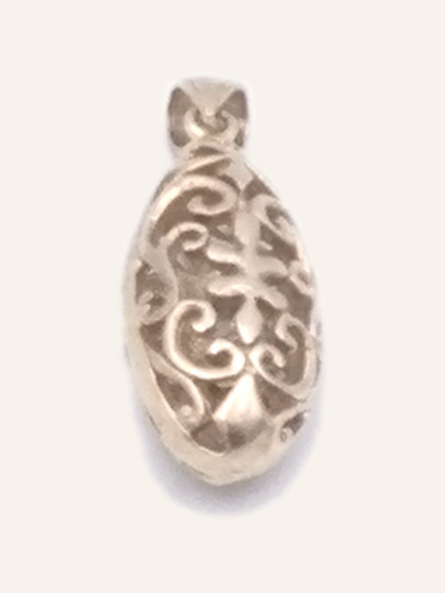 Oval openwork pendant with arabesques