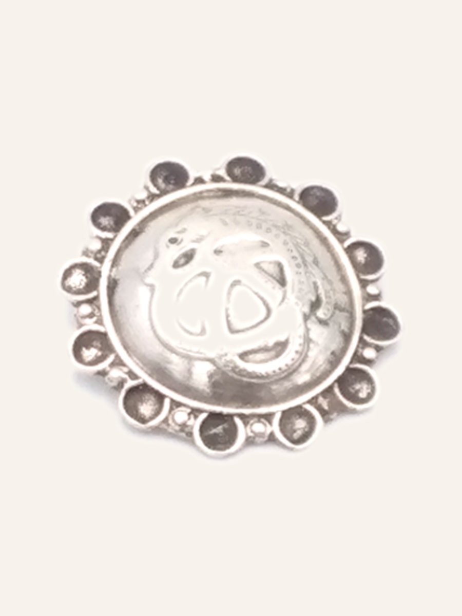 Round pendant with engraved face