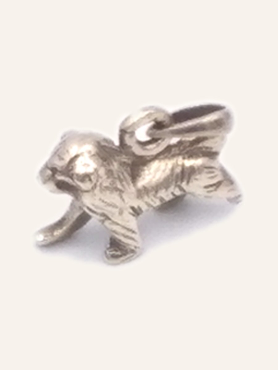 Chased lion pendant