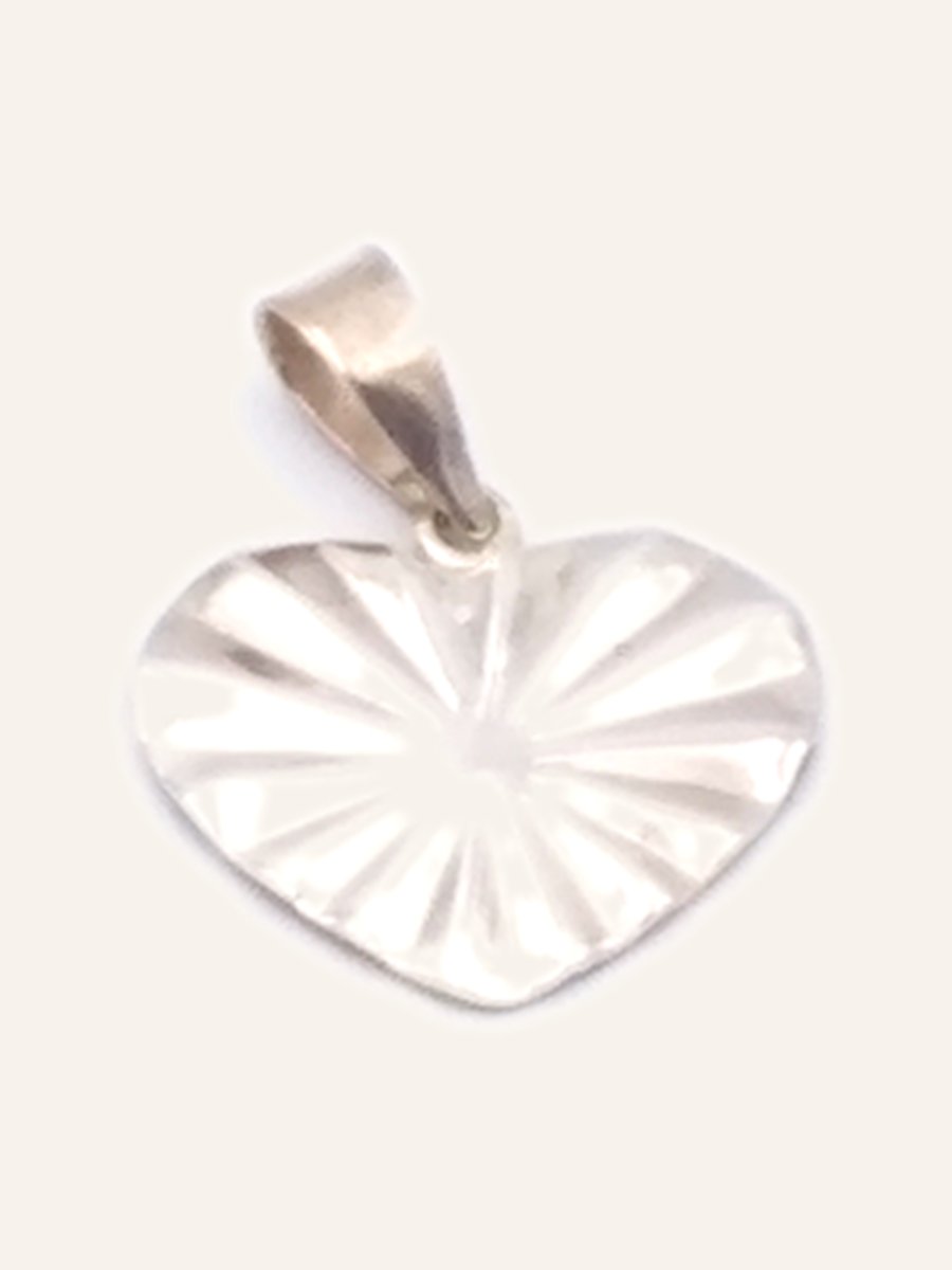 Heart pendant with engraved rays