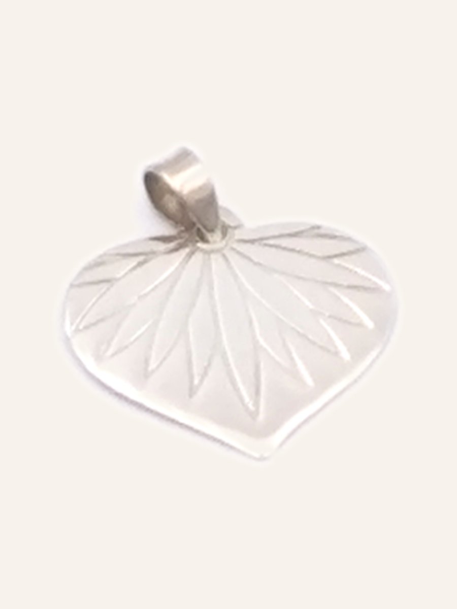 Heart pendant with engraved leaf